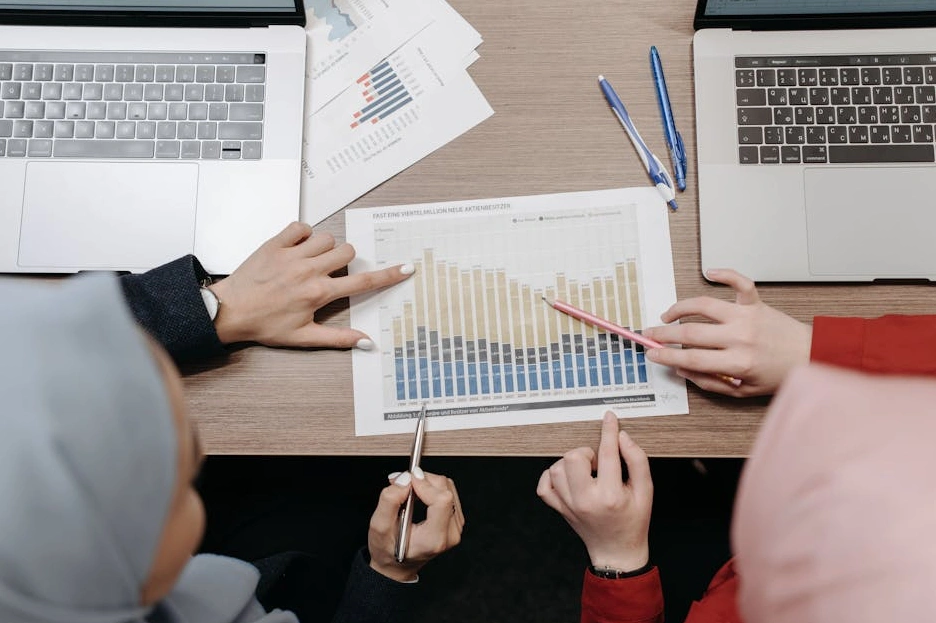 Veri analizi panosunu inceleyen profesyoneller